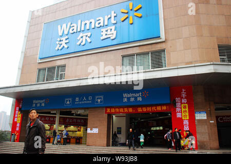 --FILE--i clienti a entrare e uscire da un supermercato Walmart a Chongqing Cina, 16 novembre 2013. Wal-Mart Stores Inc. s nuova Cina chief executive è un Foto Stock