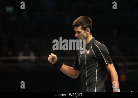 Novak Djokovic di Serbia reagisce dopo aver vinto un punto contro Stanislas Wawrinka della Svizzera durante la loro mens singles semifinale partita di ATP 2013 Foto Stock