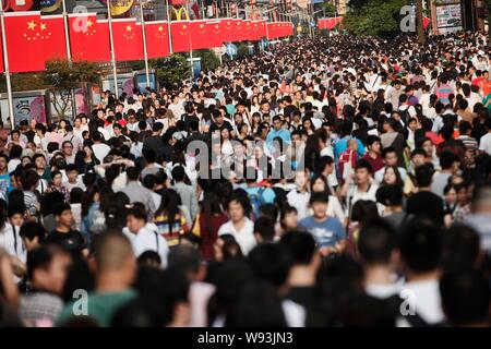 --FILE--turisti affollano Piazza Tiananmen durante la giornata nazionale vacanze, a Pechino, Cina, 1 ottobre 2013. L'entusiasmo dei consumatori, accoppiata wi Foto Stock