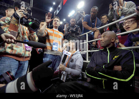 Kobe Bryant dei Los Angeles Lakers, a destra viene intervistato dopo l'arrivo a una sessione di formazione di LA Lakers per un 2013-2014 NBA preseason game contro Foto Stock