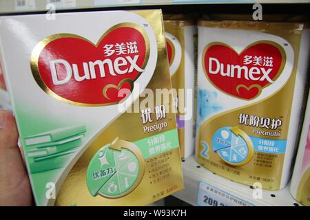 --FILE--un cliente negozi per Dumex baby formula di Danone in un supermercato in città di Nantong, est Chinas provincia dello Jiangsu, 3 settembre 2013. Danones Foto Stock