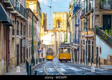 Il tram sulla linea 28 a Lisbona, Portogallo Foto Stock