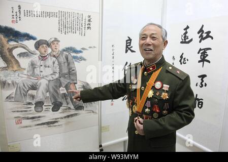 --FILE--Zhao Mingcai, un contemporaneo il compagno di Lei Feng, le nazioni più famoso buon samaritano, mostra le sue collezioni durante una mostra a Nanjin Foto Stock