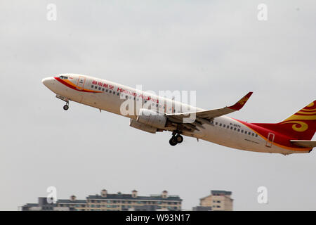 --FILE--un Boeing 737-800 jet di Hainan Airlines decolla dall'Aeroporto Internazionale Sanya Phoenix nella città di Sanya, sud Chinas Hainan provin Foto Stock