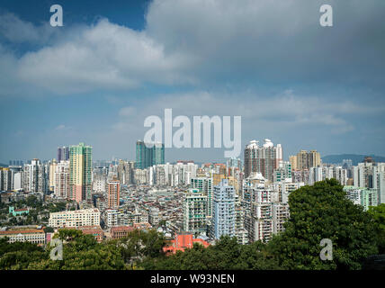 Urban Skyline vista da Guia fortezza con blocchi a torre nel centro città di Macau cina Foto Stock