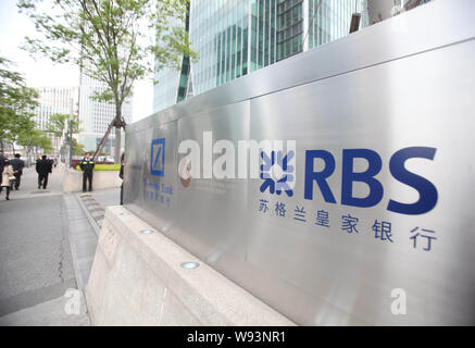 --FILE--pedoni a piedi passato una segnaletica della Royal Bank of Scotland (RBS) in Cina a Shanghai, 18 aprile 2011. A causa di regolazione nella struttura aziendale Foto Stock