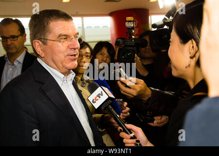 Thomas Bach, sinistra, attuale presidente del Comitato olimpico internazionale, viene intervistato come egli ispeziona la preparazione di Nanjing 2014 Gioventù Olymp Foto Stock