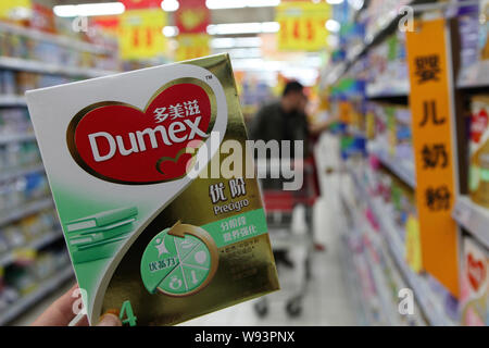 --FILE--un cliente negozi per una stecca di Dumex baby formula di Danone in un supermercato in Ganyu county, est Chinas provincia dello Jiangsu, 20 Dicembre 2013 Foto Stock