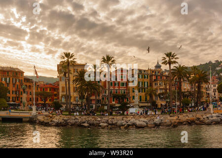 Vista della Santa Margherita Ligure city in un nuvoloso sunrise in Italia Foto Stock