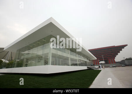 Vista del marchio BMW Centro esperienze a livello mondiale che accanto al Museo d'Arte Cinese a Pudong New Area di Shanghai, Cina, 24 aprile 2013. Sig. Karsten Foto Stock