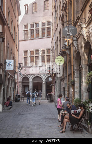 Lione, Francia - 13 luglio 2019: tipica stradina del Vieux Lyon (vecchia Lione) sul quartiere Presqu'ile con turisti di passaggio durante un soleggiato su Foto Stock