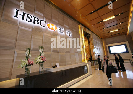 --FILE--una donna cammina oltre la reception presso la sede centrale della Cina di HSBC nella torre nord di Shanghai International Finance Centre (IFC) in t Foto Stock