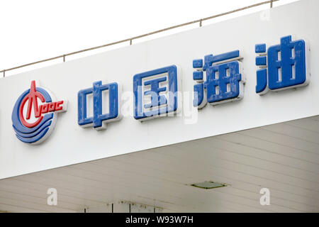 --FILE--Vista di una stazione di rifornimento di CNOOC (China National Offshore Oil Corporation) in Cina a Shanghai, 26 febbraio 2013. CNOOC Ltd., porcellane più grande di Foto Stock