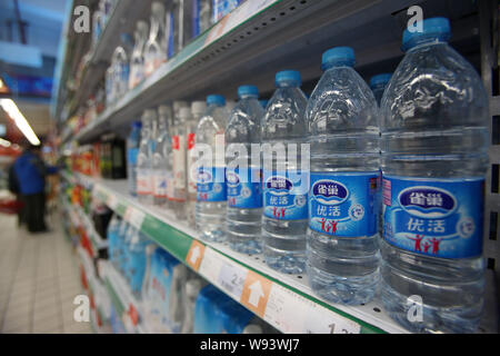 Bottiglie di Nestlé acqua sono in vendita presso un centro commerciale in Cina a Shanghai, 28 gennaio 2013. La qualità delle acque è una grande preoccupazione per i consumatori cinesi. Essi sono Foto Stock