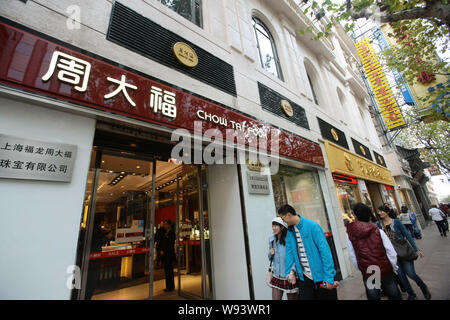 --FILE--pedoni a piedi passato un ramo di Chow Tai Fook in Cina a Shanghai, 13 novembre 2012. Cinese catena di gioielli di Chow Tai Fook ha pubblicato il suo Foto Stock