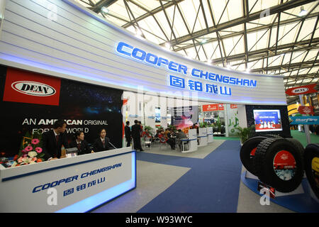 --FILE--dipendenti cinesi parlare allo stand di Cooper Chengshan, una joint venture tra Cooper Pneumatico in gomma e Co. e porcellane Chengshan gruppo, durante Foto Stock