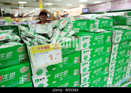 --FILE--cartoni di Mengniu puro latte sono in vendita in un supermercato a Shanghai in Cina, 23 agosto 2012. China Mengniu Dairy, porcellane più grande costruttore di Foto Stock