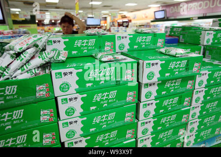 --FILE--cartoni di Mengniu puro latte sono esposti per la vendita in un supermercato a Shanghai in Cina, 23 agosto 2012. Il cinese il latte in polvere, realizzatori includi Foto Stock