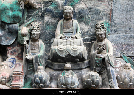 --FILE--sculture di Bodhisattvas scolpite nelle rocce di centinaia di anni fa sono visti presso la scenografica regione di Dazu incisioni rupestri in Dazu County, Chongqi Foto Stock