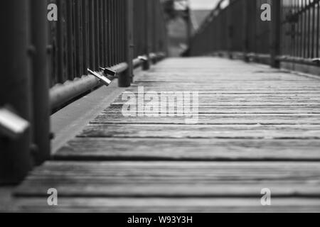 Rusty Vecchia serratura sulla serratura gli amanti del ponte. Profondità di campo. Foto Stock