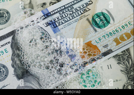 Full frame di immagine US Dollar Cambio banconote in varie denominazioni in acqua e sapone. Foto Stock