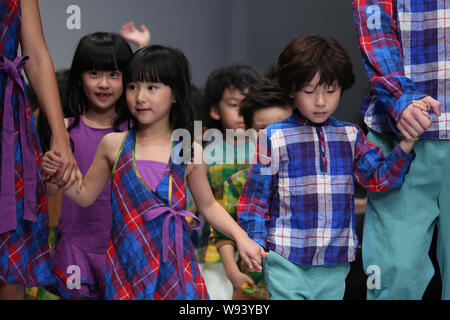 Modelli giovani visualizzare una nuova creazione al Kelkel fashion show durante la Shanghai Fashion Week Primavera/Estate 2014 in Cina a Shanghai, 20 Ottobre 2013 Foto Stock