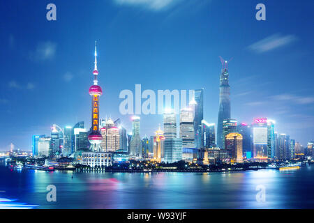 --FILE--vista notturna del Fiume Huangpu e il Quartiere Finanziario di Lujiazui con la Oriental Pearl TV Tower, il World Financial Center di Shanghai, il CSA Foto Stock