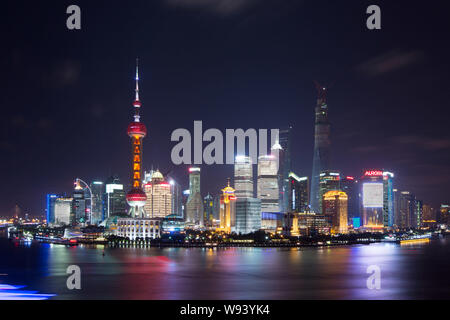 --FILE--vista notturna del Fiume Huangpu e il Quartiere Finanziario di Lujiazui con la Oriental Pearl TV Tower, il World Financial Center di Shanghai, il CSA Foto Stock