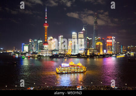 --FILE--vista notturna del Fiume Huangpu e il Quartiere Finanziario di Lujiazui con la Oriental Pearl TV Tower, il World Financial Center di Shanghai, il CSA Foto Stock
