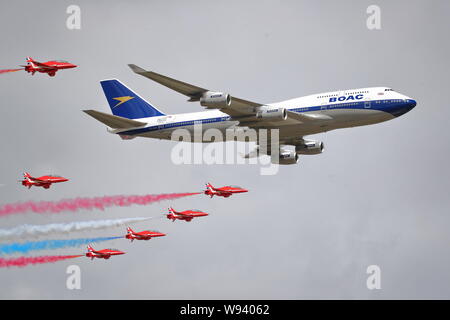 British Airways Boeing 747 in livrea BOAC volare in formazione con le frecce rosse al RIAT 2019 a RAF Fairford, Gloucestershire, Regno Unito Foto Stock