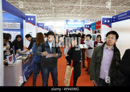 I visitatori a piedi passato capanne presso l area espositiva per gli Stati Uniti durante il XVIII China International Education Exhibition Tour 2013 a Pechino, Foto Stock