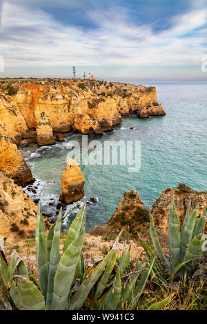 Le formazioni rocciose a Ponta da Piedade vicino a Lagos presso la costa meridionale dell'Algarve, Portogallo. Foto Stock