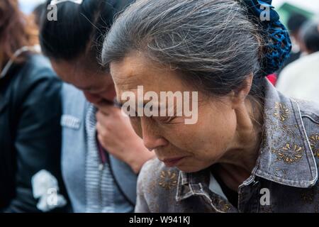 La gente osservare tre minuti di silenzio per le vittime di terremoto di Lushan a Qinren città, contea di Lushan, southwest Chinas nella provincia di Sichuan, 27 Aprile 20 Foto Stock