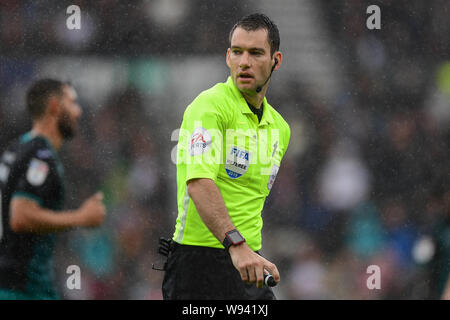 10 agosto 2019, Pride Parkderby, Inghilterra; Sky scommessa campionato, Derby County vs Swansea City ; arbitro urtato Gillett Credito: Jon Hobley/News immagini English Football League immagini sono soggette a licenza DataCo Foto Stock