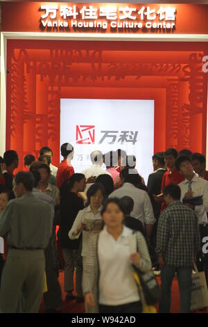 --FILE--I Homebuyers visitare lo stand di Vanke durante una fiera immobiliare in Cina a Shanghai, 5 ottobre 2012. Le riserve cinesi sono aumentati al più alto livello i Foto Stock
