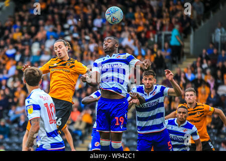 10 agosto 2019 , KCOM Stadium, Hull , Inghilterra; Sky scommessa campionato, Hull City vs leggere ; Yakou Meite (19) di lettura cancella il credito a sfera: Craig Milner/News immagini English Football League immagini sono soggette a licenza DataCo Foto Stock