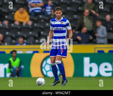 10 agosto 2019 , KCOM Stadium, Hull , Inghilterra; Sky scommessa campionato, Hull City vs leggere ; Matt Miazga (05) di lettura sulla sfera Credito: Craig Milner/News immagini English Football League immagini sono soggette a licenza DataCo Foto Stock