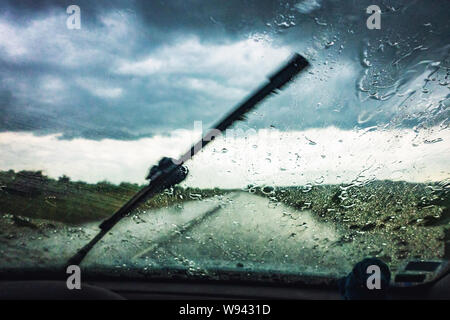 Driver vista di heavy rain attraverso la finestra auto Foto Stock