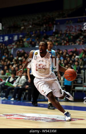 Gilbert Arenas della Shanghai squali dribbling contro il Xinjiang Flying Tigers nella loro 22 round corrispondere durante il 2012/2013 CBA stagione in Shangha Foto Stock