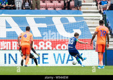 Il 3 agosto 2019, DW Stadium, Wigan, Inghilterra; Sky scommessa campionato, Wigan Athletic vs Cardiff City; Josh Windass (10) di Wigan Athletic manca la pena. Credito: Richard Long/News immagini English Football League immagini sono soggette a licenza DataCo Foto Stock