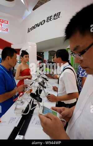 --FILE--i visitatori di provare gli smartphone di Lenovo durante il PT/EXPO COMM CHINA 2012 a Pechino, in Cina, 18 settembre 2012. Corea del Sud electronics giant Sams Foto Stock