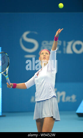 Victoria Azarenka della Bielorussia serve una sfera contro Andrea Petkovic della Germania durante il loro primo round Womens Singles match di 2013 Cina apre dieci Foto Stock