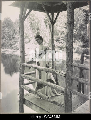 L'attrice Julia Marlowe in piedi su una piattaforma al di sopra di un lago / Burr McIntosh Studio, 18 West 33 Street Foto Stock