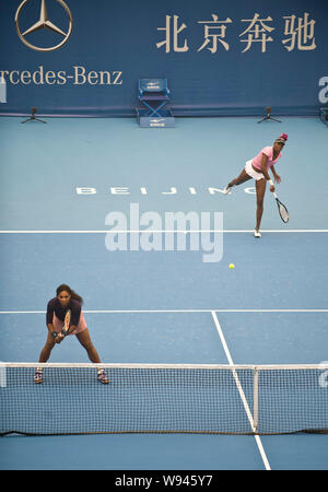 American giocatore di tennis Venus Williams di sorelle Williams, indietro, restituisce un colpo contro Zhan Haoqing di China Taipei/Anke Huber della Germania durante thei Foto Stock