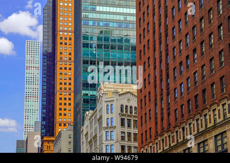 Street View di coloratissimi W 57th St, Manhattan, New York City, Stati Uniti d'America. Foto Stock