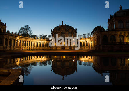 Classic vista crepuscolo di Dresda storica Zwinger. Foto Stock