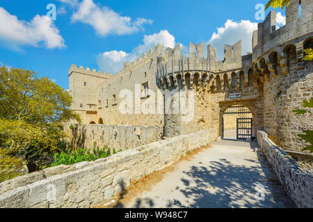 Il medievale Palazzo del Gran Maestro dei Cavalieri di Rodi, noto anche come il Kastello sull'isola Mediterranea di Rodi Grecia Foto Stock