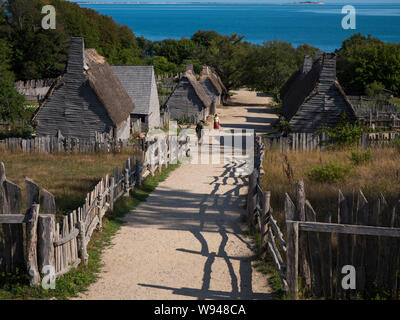 2 pligrims walkind giù per la strada di Piantagione Plimoth Foto Stock