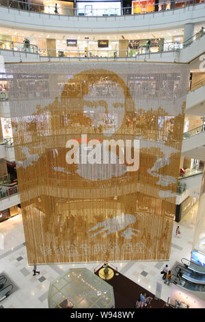 Un golden ritratto di Mona Lisa composta di più di 100.000 Ferrero Rocher sfere di cioccolato è appeso al Grand Gateway shopping mall a Shanghai in Cina, Foto Stock