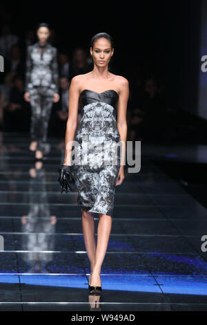 Un modello consente di visualizzare una nuova creazione in una sfilata di moda Hugo Boss in Cina a Shanghai, 30 maggio 2013. Foto Stock